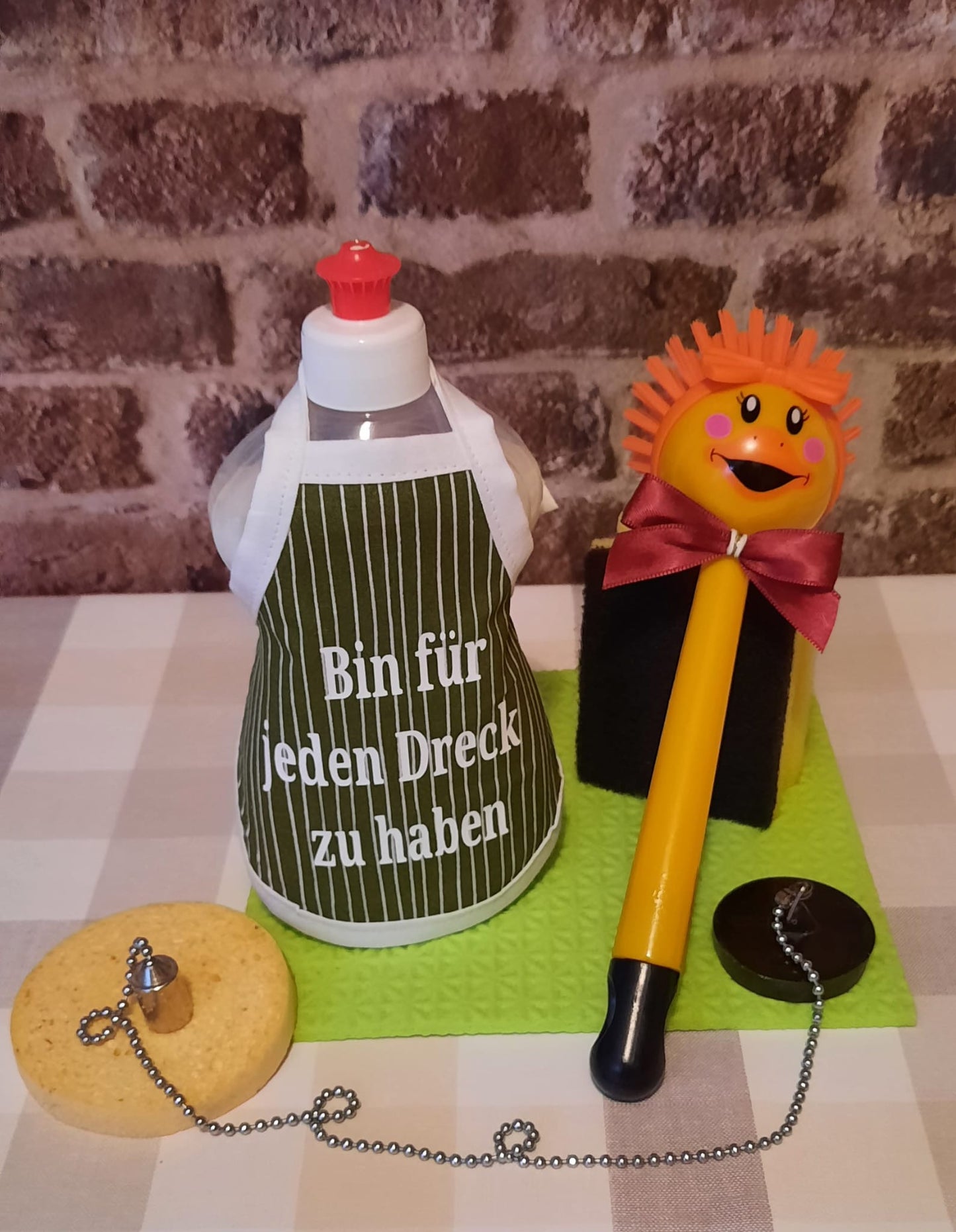 Spülischürze mit Spülmittel